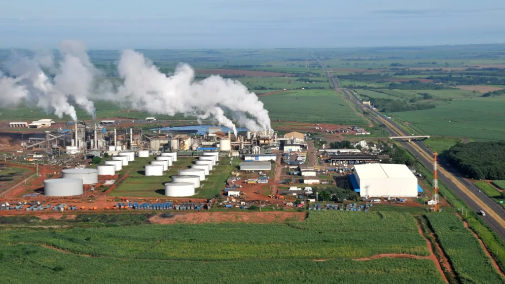 Industrial sugar and ethanol plant infrastructure suitable for process heat integration.