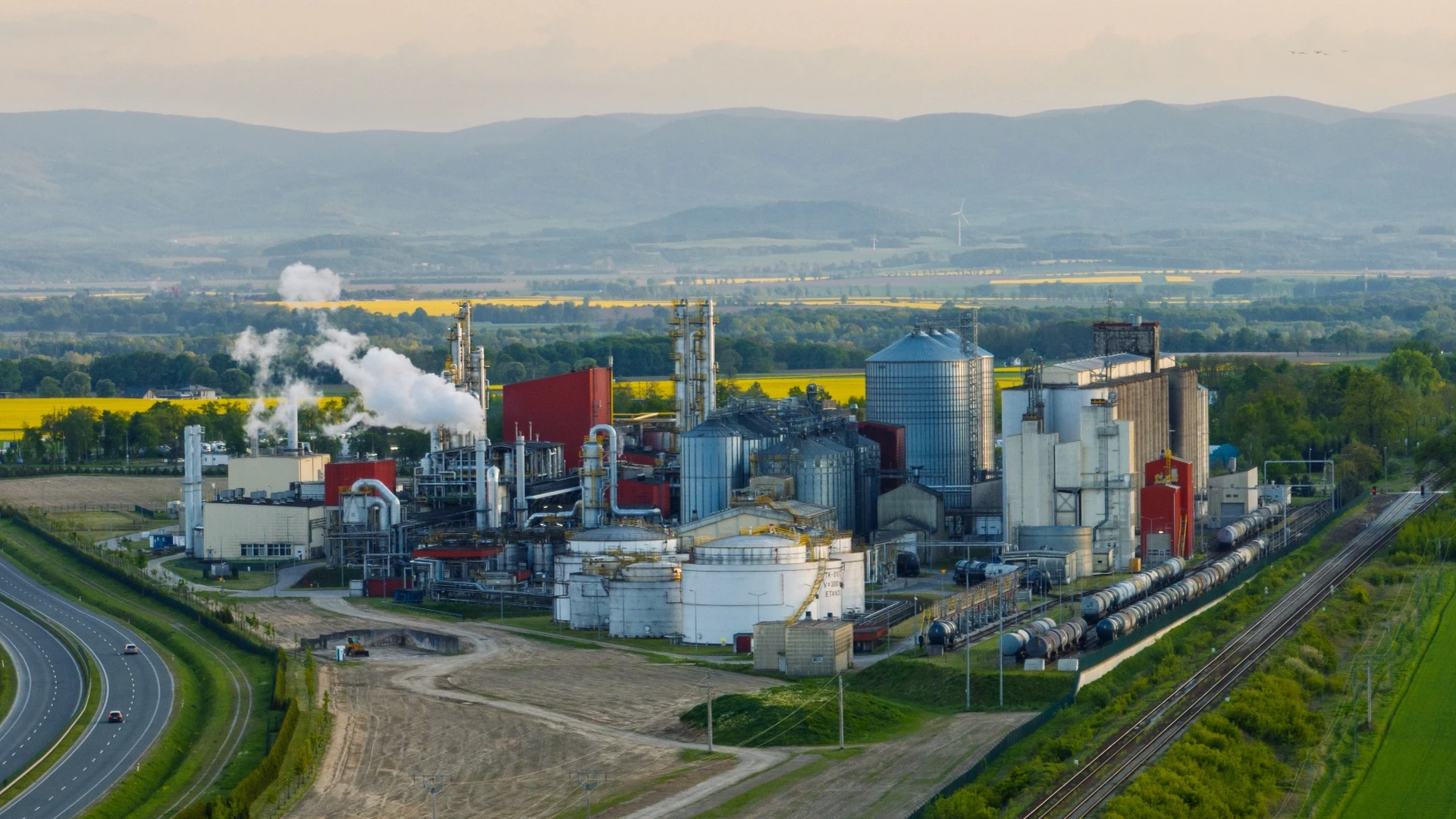 Biofuel refinery integrated with agricultural land and transport infrastructure