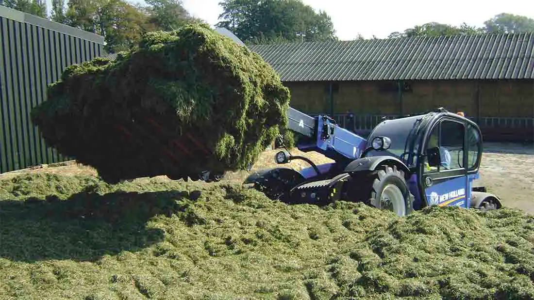 Compaction and handling of chopped biomass in a silage clamp