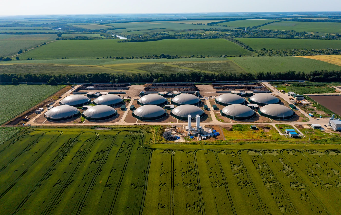 Commercial anaerobic digestion and gas-upgrading installation viewed from above