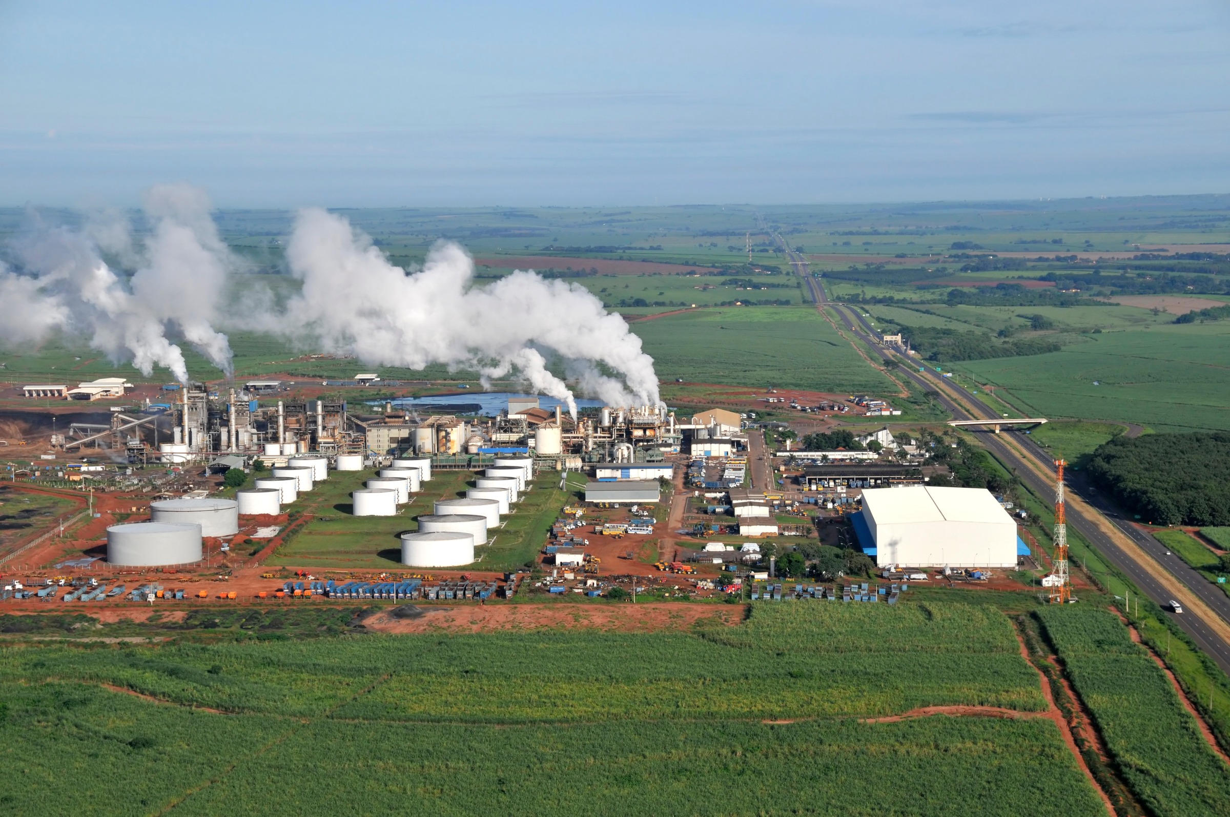 Integrated sugar and ethanol industrial complex within a sugarcane basin
